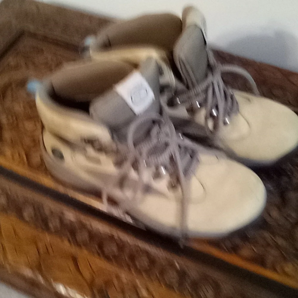 Women's Timberland Hikers, Size 8M - Picture 4 of 5